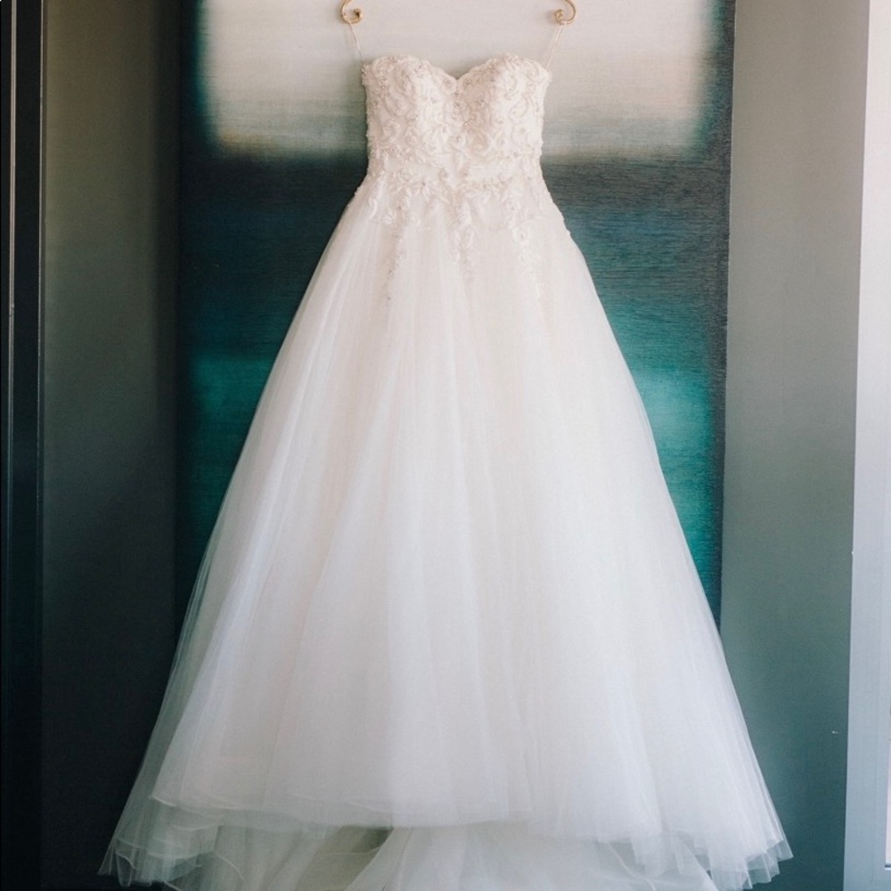 Ivory wedding dress ballgown sweetheart neck & veil